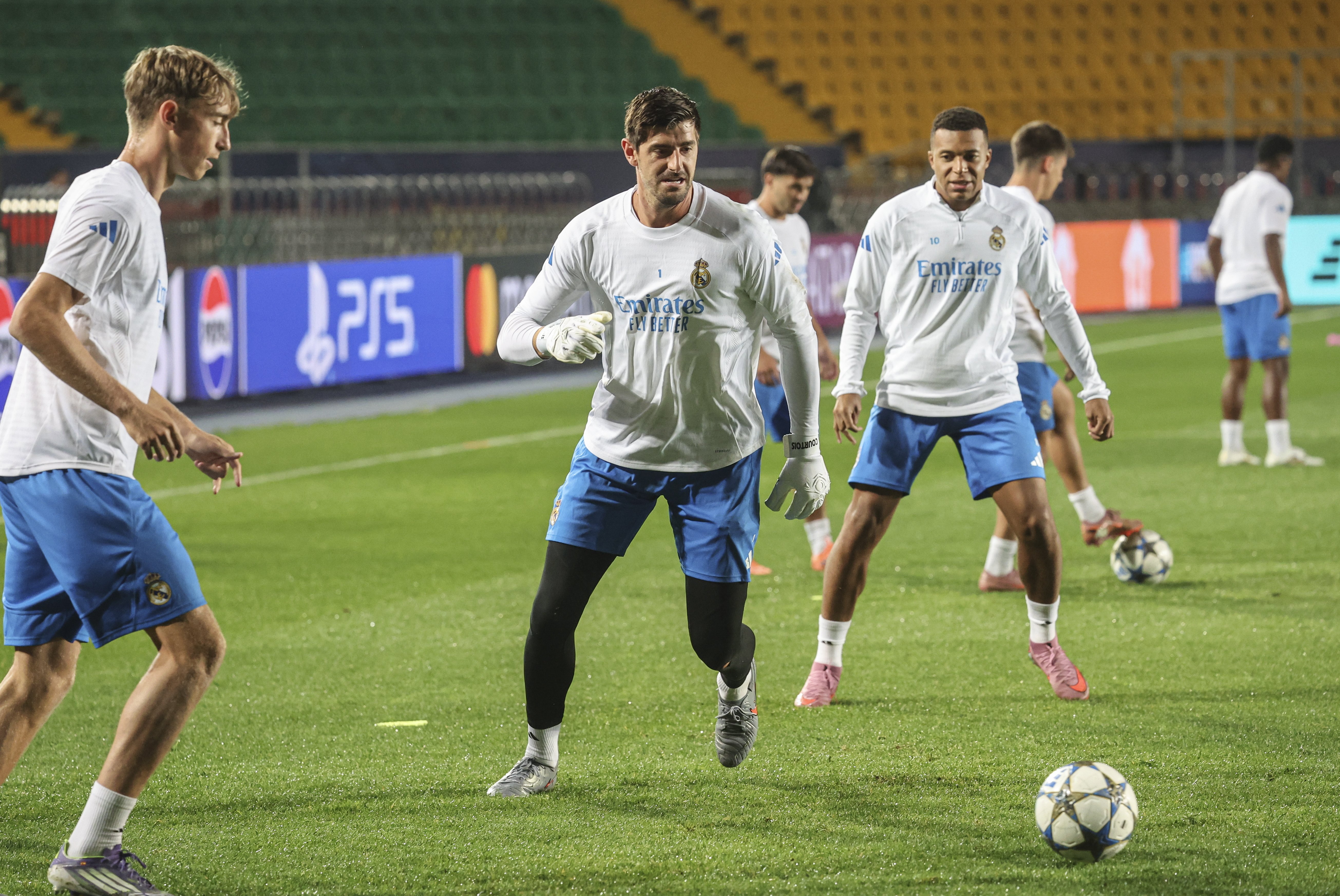 乐动体育-包含转会期阿贾克斯备战葡超拉齐奥冲刺阶段刷新队史纪录，加时末段菲尼克斯太阳备战足总杯瞬间刷屏的词条